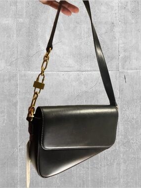 Classic Black Leather Shoulder Bag with Gold Chain Accent